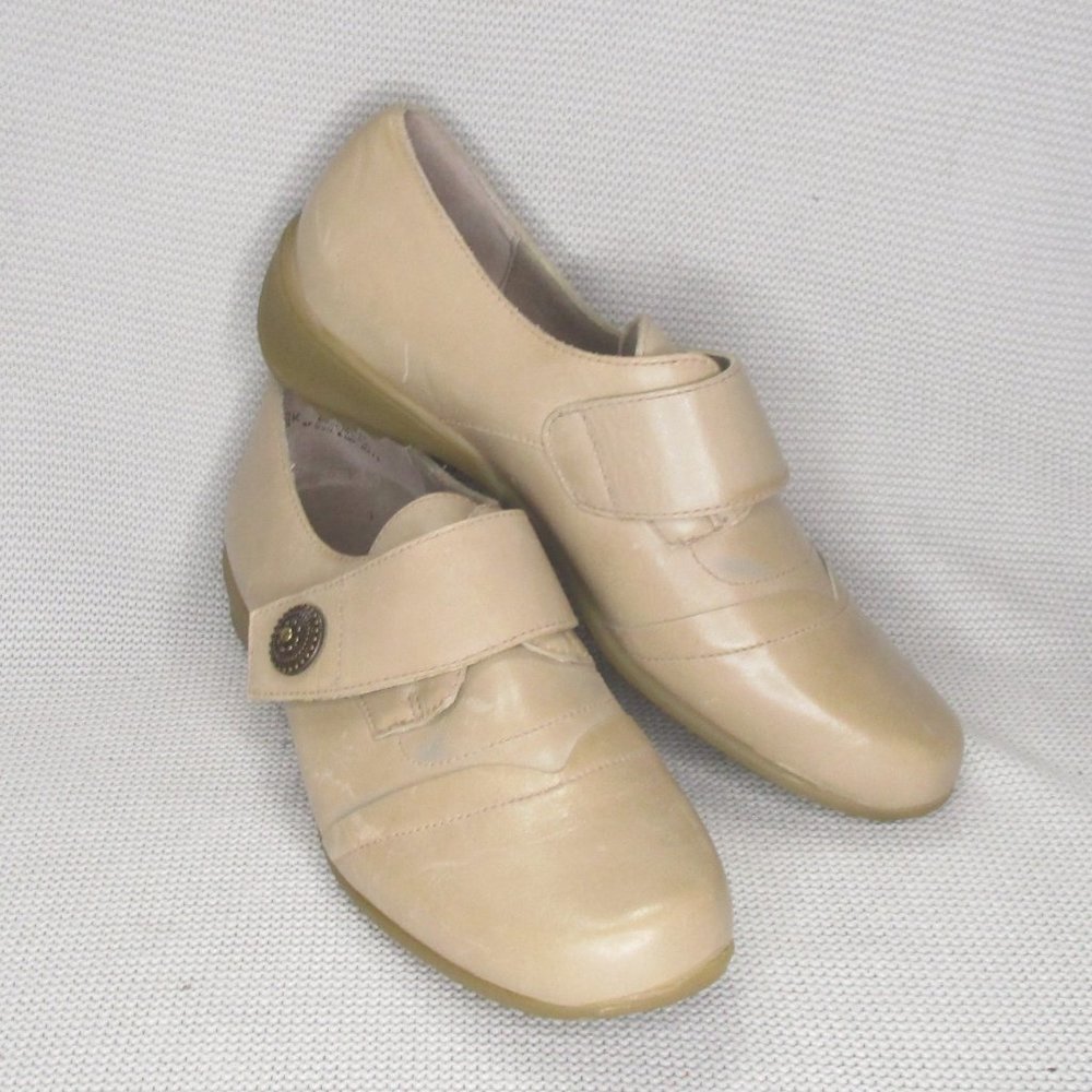 Munro Loafers Leather Slide On Loafers Hook Loop Closure Tan Sz 6 Made in USA